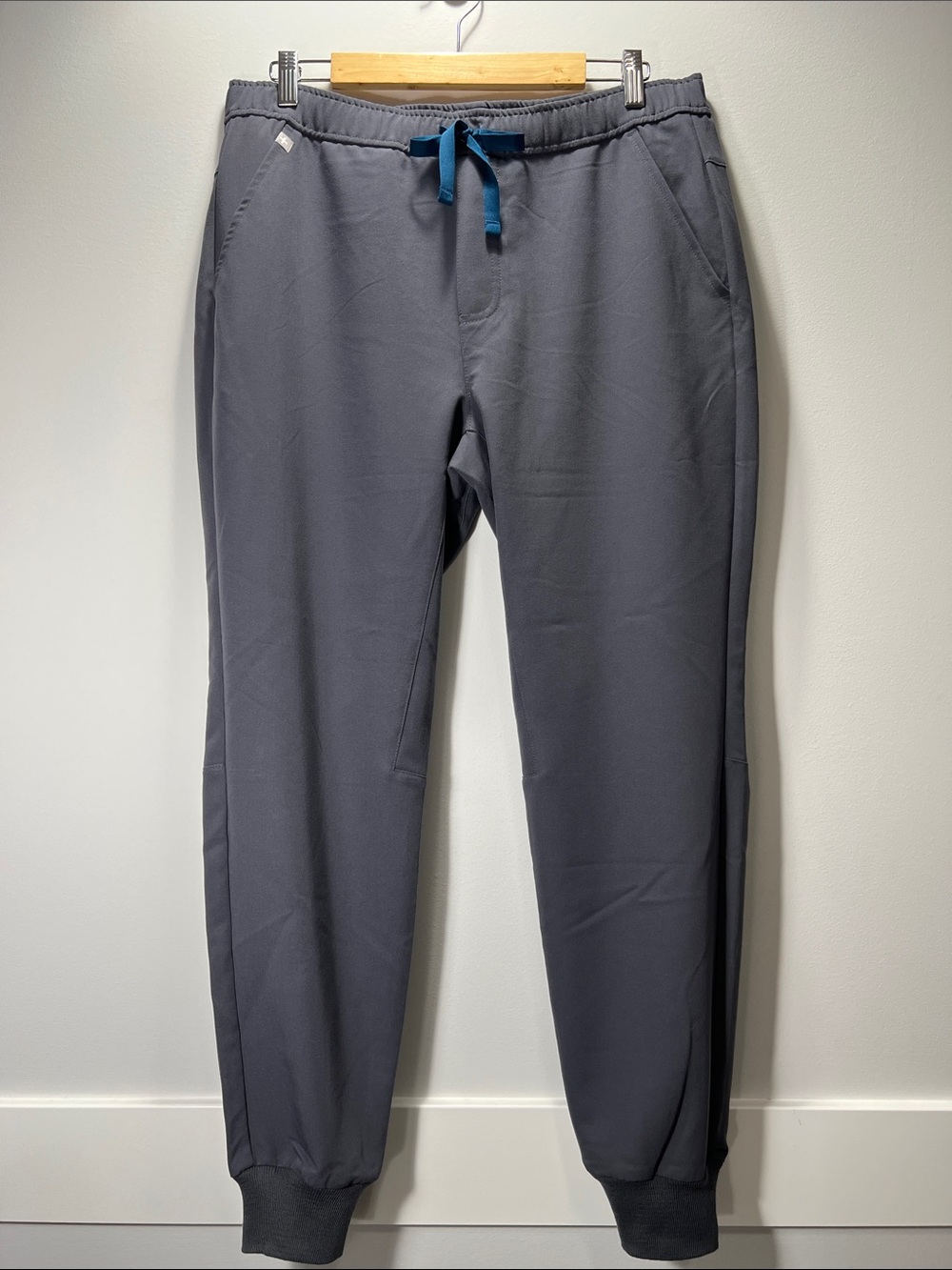 FIGS Charcoal Men’s Slim Tansen Jogger Scrub Pants - Medium Short/NWT